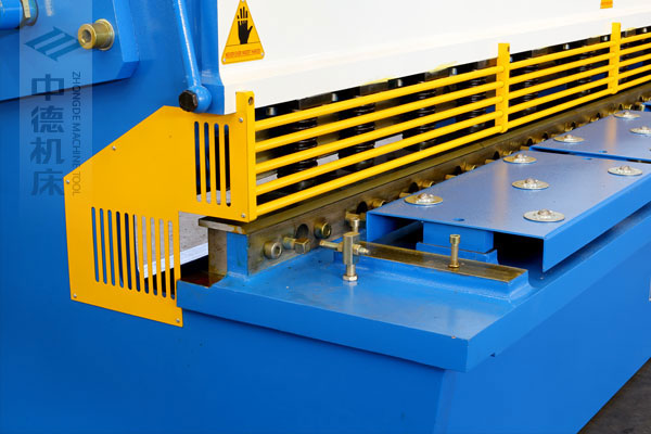 ZDSK-1632剪板機采用滾珠前托料板,不劃傷不銹鋼板材表面,并采用高品質壓料油缸,不滲油不會在板材表面留有油污.jpg ZDSK-1632剪板機采用滾珠前托料板,不劃傷不銹鋼板材表面,并采用高品質壓料油缸,不滲油不會在板材表面留有油污.jpg